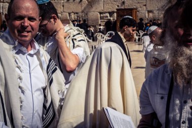 Kudüs, İsrail - 18 Şubat 2026. Kotel 'de Bar Mitzvah kutlaması. Yahudiliğin en kutsal yerinde olgunluğa geçişi simgeleyen dini ergenlik ayini..