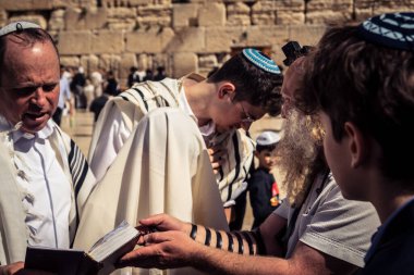 Kudüs, İsrail - 18 Şubat 2026. Kotel 'de Bar Mitzvah kutlaması. Yahudiliğin en kutsal yerinde olgunluğa geçişi simgeleyen dini ergenlik ayini..