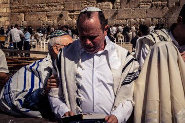Kudüs, İsrail - 18 Şubat 2026. Kotel 'de Bar Mitzvah kutlaması. Yahudiliğin en kutsal yerinde olgunluğa geçişi simgeleyen dini ergenlik ayini..