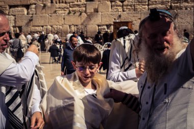Kudüs, İsrail - 18 Şubat 2026. Kotel 'de Bar Mitzvah kutlaması. Yahudiliğin en kutsal yerinde olgunluğa geçişi simgeleyen dini ergenlik ayini..