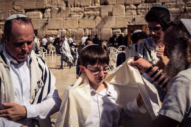 Kudüs, İsrail - 18 Şubat 2026. Kotel 'de Bar Mitzvah kutlaması. Yahudiliğin en kutsal yerinde olgunluğa geçişi simgeleyen dini ergenlik ayini..