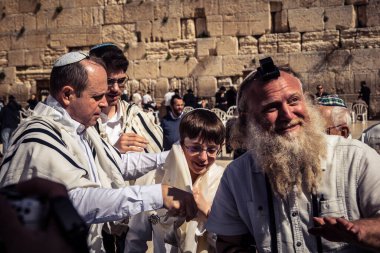 Kudüs, İsrail - 18 Şubat 2026. Kotel 'de Bar Mitzvah kutlaması. Yahudiliğin en kutsal yerinde olgunluğa geçişi simgeleyen dini ergenlik ayini..