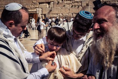 Kudüs, İsrail - 18 Şubat 2026. Kotel 'de Bar Mitzvah kutlaması. Yahudiliğin en kutsal yerinde olgunluğa geçişi simgeleyen dini ergenlik ayini..