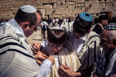 Kudüs, İsrail - 18 Şubat 2026. Kotel 'de Bar Mitzvah kutlaması. Yahudiliğin en kutsal yerinde olgunluğa geçişi simgeleyen dini ergenlik ayini..