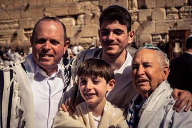 Kudüs, İsrail - 18 Şubat 2026. Kotel 'de Bar Mitzvah kutlaması. Yahudiliğin en kutsal yerinde olgunluğa geçişi simgeleyen dini ergenlik ayini..