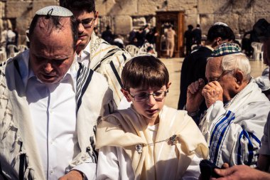 Kudüs, İsrail - 18 Şubat 2026. Kotel 'de Bar Mitzvah kutlaması. Yahudiliğin en kutsal yerinde olgunluğa geçişi simgeleyen dini ergenlik ayini..