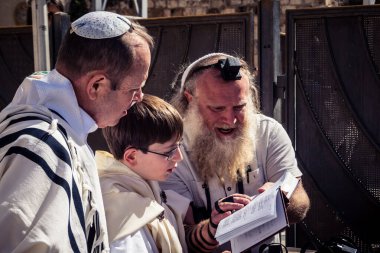 Kudüs, İsrail - 18 Şubat 2026. Kotel 'de Bar Mitzvah kutlaması. Yahudiliğin en kutsal yerinde olgunluğa geçişi simgeleyen dini ergenlik ayini..