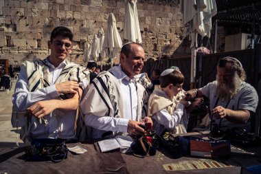 Kudüs, İsrail - 18 Şubat 2026. Kotel 'de Bar Mitzvah kutlaması. Yahudiliğin en kutsal yerinde olgunluğa geçişi simgeleyen dini ergenlik ayini..