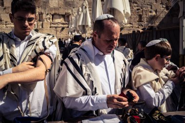 Kudüs, İsrail - 18 Şubat 2026. Kotel 'de Bar Mitzvah kutlaması. Yahudiliğin en kutsal yerinde olgunluğa geçişi simgeleyen dini ergenlik ayini..