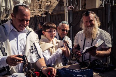 Kudüs, İsrail - 18 Şubat 2026. Kotel 'de Bar Mitzvah kutlaması. Yahudiliğin en kutsal yerinde olgunluğa geçişi simgeleyen dini ergenlik ayini..