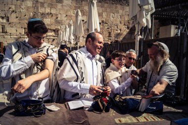 Kudüs, İsrail - 18 Şubat 2026. Kotel 'de Bar Mitzvah kutlaması. Yahudiliğin en kutsal yerinde olgunluğa geçişi simgeleyen dini ergenlik ayini..