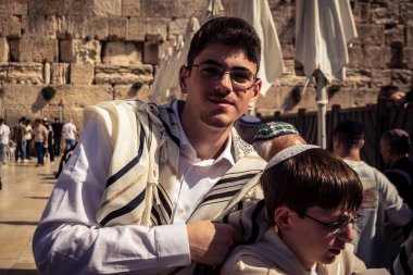 Kudüs, İsrail - 18 Şubat 2026. Kotel 'de Bar Mitzvah kutlaması. Yahudiliğin en kutsal yerinde olgunluğa geçişi simgeleyen dini ergenlik ayini..