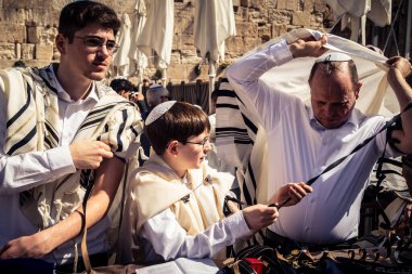 Kudüs, İsrail - 18 Şubat 2026. Kotel 'de Bar Mitzvah kutlaması. Yahudiliğin en kutsal yerinde olgunluğa geçişi simgeleyen dini ergenlik ayini..