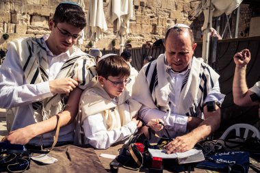 Kudüs, İsrail - 18 Şubat 2026. Kotel 'de Bar Mitzvah kutlaması. Yahudiliğin en kutsal yerinde olgunluğa geçişi simgeleyen dini ergenlik ayini..