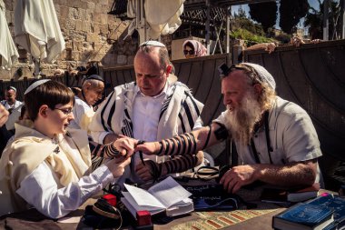 Kudüs, İsrail - 18 Şubat 2026. Kotel 'de Bar Mitzvah kutlaması. Yahudiliğin en kutsal yerinde olgunluğa geçişi simgeleyen dini ergenlik ayini..