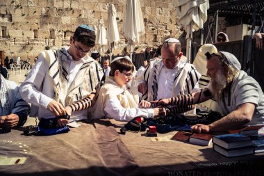 Kudüs, İsrail - 18 Şubat 2026. Kotel 'de Bar Mitzvah kutlaması. Yahudiliğin en kutsal yerinde olgunluğa geçişi simgeleyen dini ergenlik ayini..