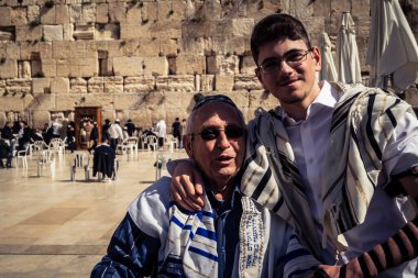 Kudüs, İsrail - 18 Şubat 2026. Kotel 'de Bar Mitzvah kutlaması. Yahudiliğin en kutsal yerinde olgunluğa geçişi simgeleyen dini ergenlik ayini..