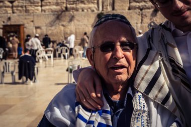 Kudüs, İsrail - 18 Şubat 2026. Kotel 'de Bar Mitzvah kutlaması. Yahudiliğin en kutsal yerinde olgunluğa geçişi simgeleyen dini ergenlik ayini..