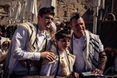 Kudüs, İsrail - 18 Şubat 2026. Kotel 'de Bar Mitzvah kutlaması. Yahudiliğin en kutsal yerinde olgunluğa geçişi simgeleyen dini ergenlik ayini..