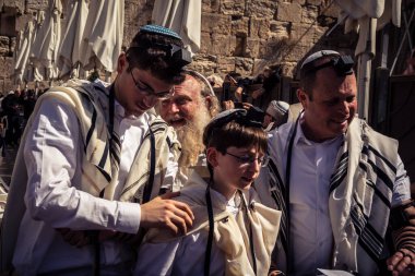 Kudüs, İsrail - 18 Şubat 2026. Kotel 'de Bar Mitzvah kutlaması. Yahudiliğin en kutsal yerinde olgunluğa geçişi simgeleyen dini ergenlik ayini..