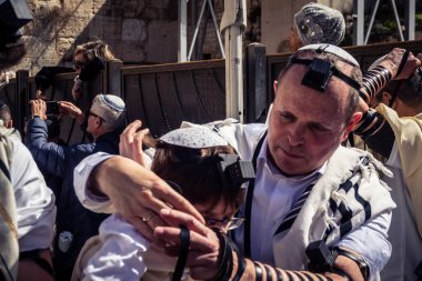 Kudüs, İsrail - 18 Şubat 2026. Kotel 'de Bar Mitzvah kutlaması. Yahudiliğin en kutsal yerinde olgunluğa geçişi simgeleyen dini ergenlik ayini..