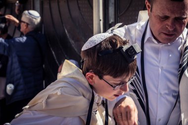 Kudüs, İsrail - 18 Şubat 2026. Kotel 'de Bar Mitzvah kutlaması. Yahudiliğin en kutsal yerinde olgunluğa geçişi simgeleyen dini ergenlik ayini..