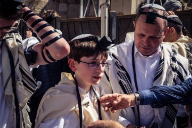 Kudüs, İsrail - 18 Şubat 2026. Kotel 'de Bar Mitzvah kutlaması. Yahudiliğin en kutsal yerinde olgunluğa geçişi simgeleyen dini ergenlik ayini..