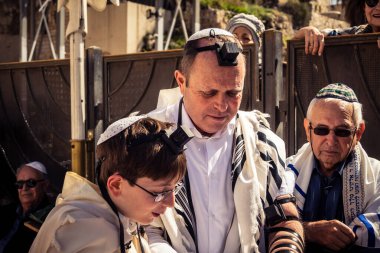 Kudüs, İsrail - 18 Şubat 2026. Kotel 'de Bar Mitzvah kutlaması. Yahudiliğin en kutsal yerinde olgunluğa geçişi simgeleyen dini ergenlik ayini..