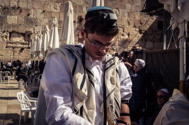 Kudüs, İsrail - 18 Şubat 2026. Kotel 'de Bar Mitzvah kutlaması. Yahudiliğin en kutsal yerinde olgunluğa geçişi simgeleyen dini ergenlik ayini..