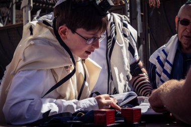 Kudüs, İsrail - 18 Şubat 2026. Kotel 'de Bar Mitzvah kutlaması. Yahudiliğin en kutsal yerinde olgunluğa geçişi simgeleyen dini ergenlik ayini..