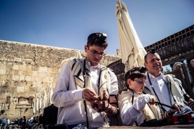 Kudüs, İsrail - 18 Şubat 2026. Kotel 'de Bar Mitzvah kutlaması. Yahudiliğin en kutsal yerinde olgunluğa geçişi simgeleyen dini ergenlik ayini..