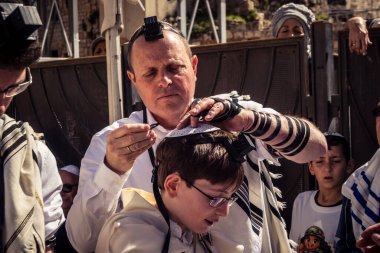 Kudüs, İsrail - 18 Şubat 2026. Kotel 'de Bar Mitzvah kutlaması. Yahudiliğin en kutsal yerinde olgunluğa geçişi simgeleyen dini ergenlik ayini..