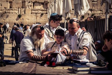 Kudüs, İsrail - 18 Şubat 2026. Kotel 'de Bar Mitzvah kutlaması. Yahudiliğin en kutsal yerinde olgunluğa geçişi simgeleyen dini ergenlik ayini..