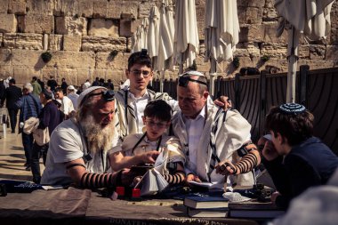 Kudüs, İsrail - 18 Şubat 2026. Kotel 'de Bar Mitzvah kutlaması. Yahudiliğin en kutsal yerinde olgunluğa geçişi simgeleyen dini ergenlik ayini..