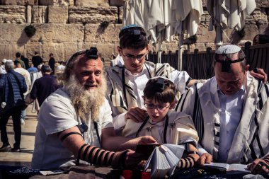 Kudüs, İsrail - 18 Şubat 2026. Kotel 'de Bar Mitzvah kutlaması. Yahudiliğin en kutsal yerinde olgunluğa geçişi simgeleyen dini ergenlik ayini..