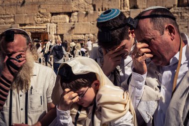 Kudüs, İsrail - 18 Şubat 2026. Kotel 'de Bar Mitzvah kutlaması. Yahudiliğin en kutsal yerinde olgunluğa geçişi simgeleyen dini ergenlik ayini..