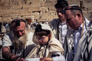 Kudüs, İsrail - 18 Şubat 2026. Kotel 'de Bar Mitzvah kutlaması. Yahudiliğin en kutsal yerinde olgunluğa geçişi simgeleyen dini ergenlik ayini..