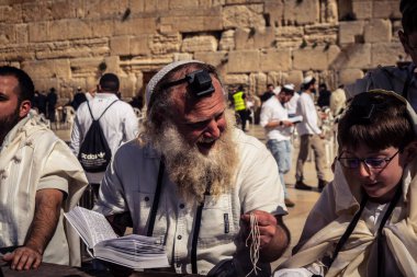 Kudüs, İsrail - 18 Şubat 2026. Kotel 'de Bar Mitzvah kutlaması. Yahudiliğin en kutsal yerinde olgunluğa geçişi simgeleyen dini ergenlik ayini..