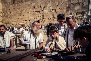 Kudüs, İsrail - 18 Şubat 2026. Kotel 'de Bar Mitzvah kutlaması. Yahudiliğin en kutsal yerinde olgunluğa geçişi simgeleyen dini ergenlik ayini..