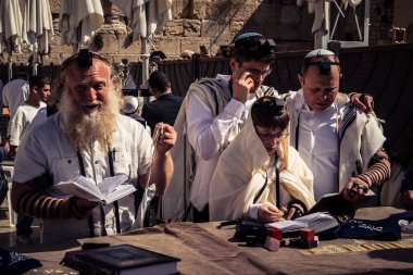 Kudüs, İsrail - 18 Şubat 2026. Kotel 'de Bar Mitzvah kutlaması. Yahudiliğin en kutsal yerinde olgunluğa geçişi simgeleyen dini ergenlik ayini..