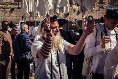 Kudüs, İsrail - 18 Şubat 2026. Kotel 'de Bar Mitzvah kutlaması. Yahudiliğin en kutsal yerinde olgunluğa geçişi simgeleyen dini ergenlik ayini..