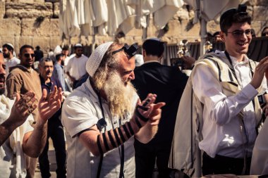 Kudüs, İsrail - 18 Şubat 2026. Kotel 'de Bar Mitzvah kutlaması. Yahudiliğin en kutsal yerinde olgunluğa geçişi simgeleyen dini ergenlik ayini..