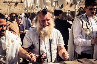 Kudüs, İsrail - 18 Şubat 2026. Kotel 'de Bar Mitzvah kutlaması. Yahudiliğin en kutsal yerinde olgunluğa geçişi simgeleyen dini ergenlik ayini..