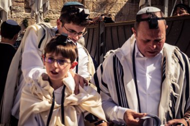 Kudüs, İsrail - 18 Şubat 2026. Kotel 'de Bar Mitzvah kutlaması. Yahudiliğin en kutsal yerinde olgunluğa geçişi simgeleyen dini ergenlik ayini..