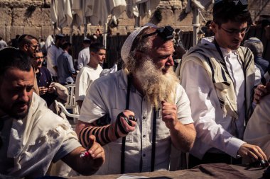 Kudüs, İsrail - 18 Şubat 2026. Kotel 'de Bar Mitzvah kutlaması. Yahudiliğin en kutsal yerinde olgunluğa geçişi simgeleyen dini ergenlik ayini..