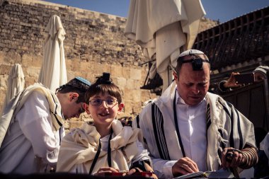 Kudüs, İsrail - 18 Şubat 2026. Kotel 'de Bar Mitzvah kutlaması. Yahudiliğin en kutsal yerinde olgunluğa geçişi simgeleyen dini ergenlik ayini..
