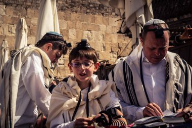Kudüs, İsrail - 18 Şubat 2026. Kotel 'de Bar Mitzvah kutlaması. Yahudiliğin en kutsal yerinde olgunluğa geçişi simgeleyen dini ergenlik ayini..