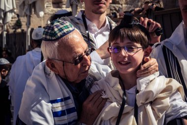 Kudüs, İsrail - 18 Şubat 2026. Kotel 'de Bar Mitzvah kutlaması. Yahudiliğin en kutsal yerinde olgunluğa geçişi simgeleyen dini ergenlik ayini..