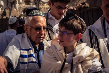Kudüs, İsrail - 18 Şubat 2026. Kotel 'de Bar Mitzvah kutlaması. Yahudiliğin en kutsal yerinde olgunluğa geçişi simgeleyen dini ergenlik ayini..