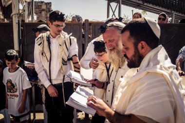 Kudüs, İsrail - 18 Şubat 2026. Kotel 'de Bar Mitzvah kutlaması. Yahudiliğin en kutsal yerinde olgunluğa geçişi simgeleyen dini ergenlik ayini..